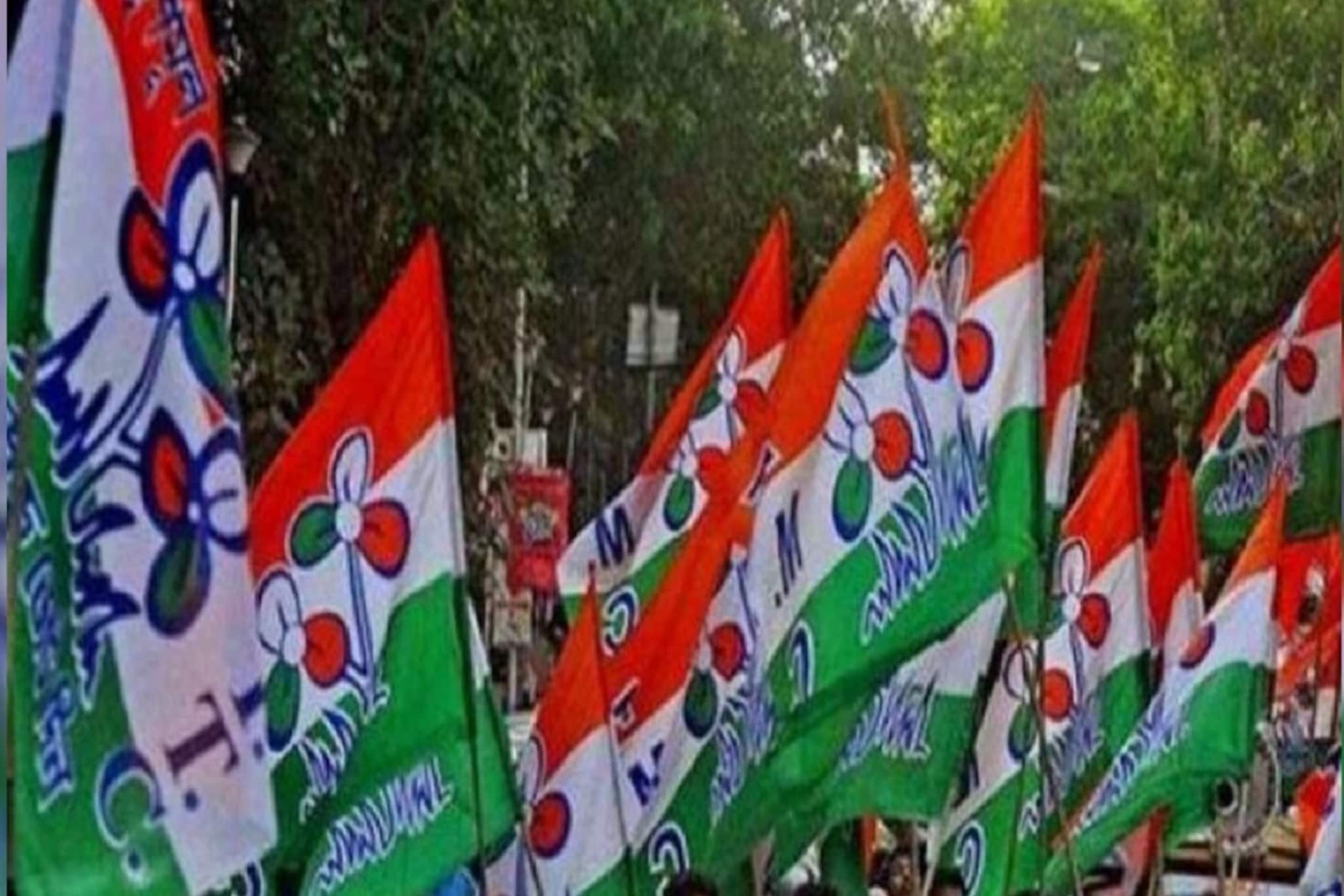 রাস্তার মেরামতি না হলে জুতো পরবেন না! খালি পায়ে হাঁটার শপথ TMC নেতার