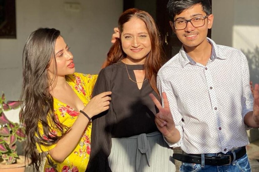 অতীতের অনেক গোপণ কথা ও বিশেষত নিজের বাবার সঙ্গে হওয়া এক তিক্ত অতীতের প্রসঙ্গ তুলে আনেন উরফি। উরফির বক্তব্য, ‘‘আমাকে মানসিক ও শারীরিক ভাবে অত্যাচার করা হত। মাত্র ১৭ বছর বয়সে আমি দিল্লিতে পালিয়ে আসি। আমি আত্মহত্যা করতেও গিয়েছিলাম।’’