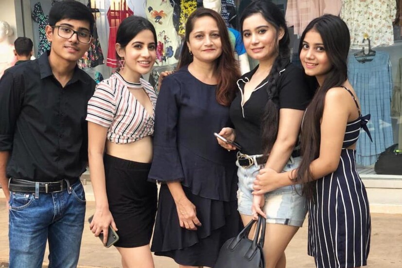 নেটিজেনরা তাঁকে উরফির দিদি বলে ভুল করেন বারবার। চার সন্তানের মা জাকিয়া সুলতানা এই বয়সেও মডেল-মেয়েকে দশ গোল দিতে পারেন।