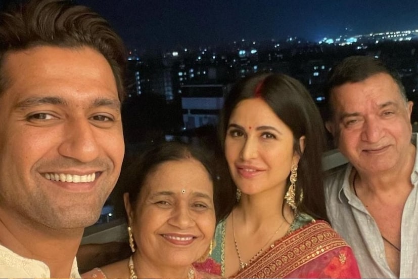 তার পর হাসপাতাল থেকে বাড়ি ফেরার পর ধীরে ধীরে সুস্থ হয়ে ওঠেন ভিকির বাবা। শ্যামের কথায়, ‘‘আমি বাঁচব না, এ কথা শোনার পর জীবনের সেরা সময় দেখে নিয়েছি। ২০০৩ সালের পরেই একাধিক পুরস্কার পাই। ভাল ভাল ছবির সুযোগ আসে। ছেলেরা সাফল্য পায়।’’