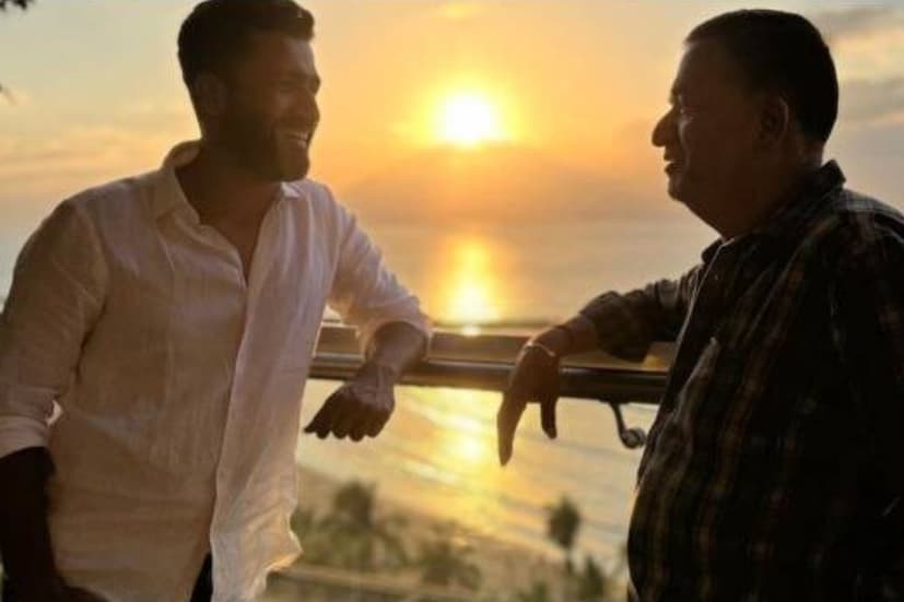 অ্যাকশন ডিরেক্টরের কথায়, ‘‘আমি মেনে নিয়েছিলাম যে বেশিদিন বাঁচব না। আমি অসুখী নই। বয়স ৪৮ বছর। শূন্য থেকে শুরু করে অনেক কিছু পেয়েছি। ঈশ্বরকে বলি, আপনি আমাকে নিয়ে নিলে নিয়ে নিন, কিন্তু যদি বাঁচিয়ে রাখেন, তাহলে দুর্বল মানুষে পরিণত করবেন না।’’