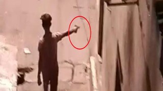 রাস্তায় হাতে খোলা পিস্তল 