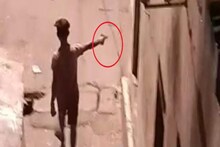 দেখলে চমকে উঠতে হয়, পাড়ার রাস্তায় খোলা বন্দুক হাতে রিল, ঢিল ছোঁড়া দূরত্বে হল