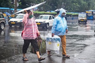 বৃষ্টিতে ভোটকর্মীরা (ফাইল ছবি)