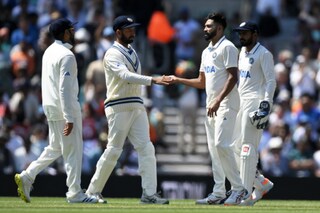 প্রথম ইনিংসে ১৭৩ রানের বিশাল বড় লিড পায় ব্যাগিন গ্রিনরা। তবে দ্বিতীয় ইনিংসের শুরুটা খুব একটা ভালো হয়নি অস্ট্রেলিয়ার। ১ রান করে মহম্মদ সিরাজের বলে আউট হন ওয়ার্নার। চা বিরতিতে ২৩ রানে ১ উইকেট ছিল ব্যাগি গ্রিনরা। ১৩ রানে অপরাজিত ছিলেন খোয়াজা ও ৮ রানে লাবুশানে।
