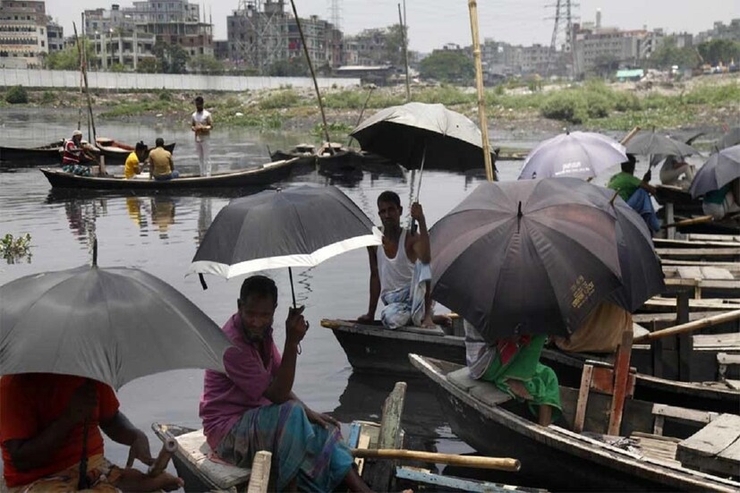আবারও পুরুলিয়া জেলাতে বেড়েছে গরমের দাপট। তীব্র গরমের হাঁসফাঁস করছে জেলার মানুষেরা। সকাল বেলা থেকেই গরম বাতাস বইতে দেখা যাচ্ছে। রোদের তেজ এতটাই বেশি রয়েছে যে সকাল বেলাতেই তাপপ্রবাহ বইছে। শুক্রবার পুরুলিয়া সর্বোচ্চ তাপমাত্রার পারদ থাকতে পারে ৪১ ডিগ্রি সেলসিয়াস ও সর্বনিম্ন তাপমাত্রার পারদ থাকতে পারে ২৭ ডিগ্ৰি সেলসিয়াস বলে জানা গিয়েছে আবহাওয়া দফতর সূত্রে। (প্রতিবেদন: শমিষ্ঠা ব্যানার্জি)
