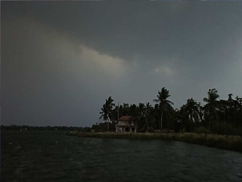 বর্ষা আসতে দেরি হচ্ছে দেখে অনেকেই আশঙ্কা করেছিলেন বৃষ্টিপাত কম হবে এই বছর কিন্তু বর্ষা আসার পরে অব্যাহত টানা বৃষ্টিপাত। (রিপোর্টার: নীলাঞ্জন বন্দ্যোপাধ্যায়)