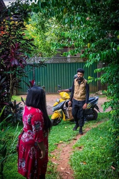 সঙ্গে সঙ্গে হাজির উদ্ধারকারী দল৷ আর সাপ উদ্ধারকে কেন্দ্র করেই শুরু প্রেম৷ 