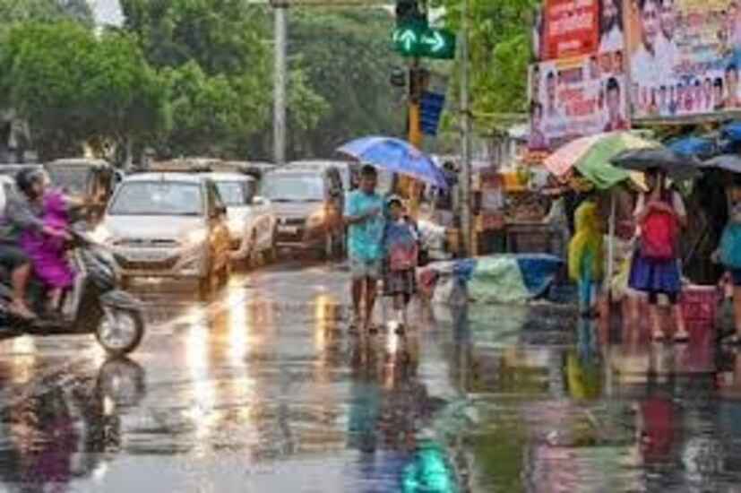 আরও বাড়বে বৃষ্টি। কলকাতা, হাওড়া ও দক্ষিণ ২৪ পরগনা জেলায় আগামী দু'ঘণ্টায় বজ্রবিদ্যুৎ সহ বৃষ্টির সতর্কতা। সঙ্গে ৩০ থেকে ৫০ কিলোমিটার দমকা ঝোড়ো হাওয়ার সম্ভাবনা।
