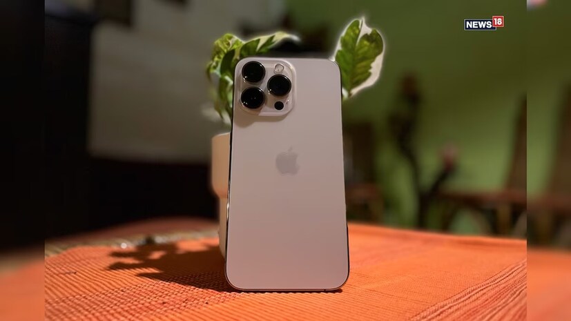 Apple iPhone 13 5G -  Apple iPhone 13 হল কোম্পানির ফ্ল্যাগশিপ স্মার্টফোন, যা ৫জি কানেক্টিভিটির সঙ্গে বাজারে এসেছে। ভারতে এর দাম ৬৮,৯৯০ টাকা এবং এটি ভারতে ১৭ সেপ্টেম্বর ২০২১ তারিখে লঞ্চ করা হয়েছিল। ফোনটি iOS v15 OS-এ কাজ করে এবং এটি Apple A15 Bionic প্রসেসর যুক্ত। এই ফোনটিতে একটি ৬.১ ইঞ্চির OLED ডিসপ্লে রয়েছে, যার রেজোলিউশন ১১৭০ x ২৫৩২ পিক্সেল, রিফ্রেশ রেট ৬০Hz।