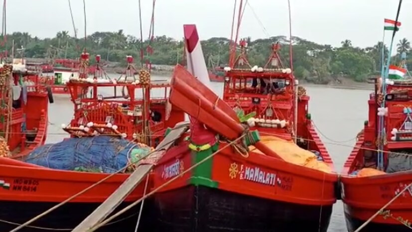 সাগর, ডায়মন্ডহারবার-সহ সন্নিহিত বিভিন্ন এলাকায় ১৫০০ ট্রলার রয়েছে। তাদের মধ্যে এখন শেষ মুহূর্তের প্রস্তুতি তুঙ্গে। ডায়মন্ডহারবারের এফবি মহামায়া, এফবি দুর্গা-য় চলছে পুজো দেওয়ার পালা।