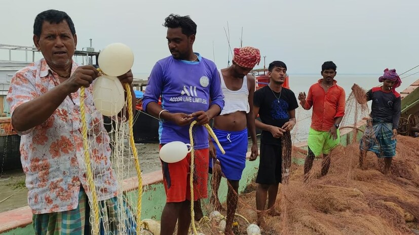 কাকদ্বীপ নামখানা পাথরপ্রতিমা গঙ্গাসাগর-সহ ডায়মন্ড হারবারে এই ট্রলারের ওপরই নির্ভরশীল শত শত মৎস্যজীবীর পরিবার।