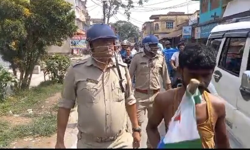 ক্রমশ ভয়ঙ্কর হয়ে ওঠে পরিস্থিতি। নমিনেশন দেওয়াকে কেন্দ্র করে বিডিও অফিসের কাছে পরের পর বোমা ফেলার অভিযোগ ওঠে। শুধু তাই নয় আইএসএফ প্রার্থীদের মনোনয়ন বানচাল করতে গুলি চালানো হয় বলেও জানা যাচ্ছে। গোটা ঘটনায় আহত দু পক্ষের বেশ কয়েকজন।