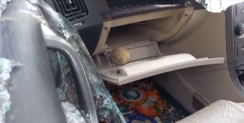 এদিকে ঘটনাস্থলেই তৃণমূল নেতা আরাবুল ইসলামের ছেলের গাড়িতে মেলে বোমা। অভিযোগ, আরাবুলের ছেলে হাকিমুল ইসলামের গাড়ির ড্যাশবোর্ড থেকে উদ্ধার হয় তাজা বোমা।