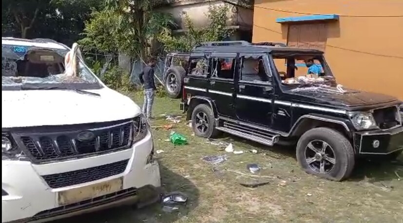 আইএসএফ কর্মীদের অভিযোগ, তিনটি গাড়িতে রাখা ছিল বোমা। যার মধ্যে একটি আরাবুল ইসলামেরও।