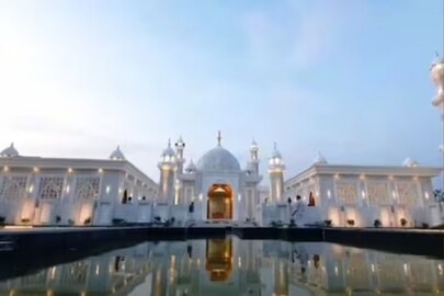 মায়ের স্মৃতিতে কয়েক কোটি টাকা দিয়ে গড়লেন স্মৃতিসৌধ ছেলে