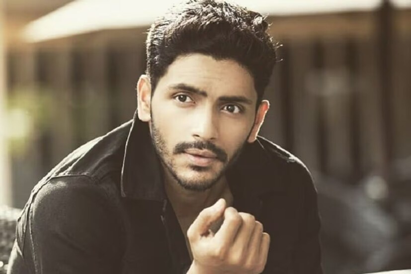 ১) প্রশ্ন : একজন আদর্শ বাবা হয়ে উঠতে গেলে কী জরুরি বলে তোমার মনে হয়? উত্তর : একজন 'ভাল' বাবা হয়ে ওঠার কোনও নির্দিষ্ট গাইডলাইন আছে বলে তো আমি মনে করি না। আমরা প্রত্যেকেই প্রতিদিন নতুন নতুন জিনিস শিখি। তবে সময় দেওয়া। সন্তানদের পড়াশোনা থেকে খেলাধুলো, সবেতেই যতটা সম্ভব, যেভাবে সম্ভব নিজেকে দেওয়া, এগুলো বোধহয় আদর্শ বাবা হয়ে ওঠার কিছু 'থাম্বরুল'। যেগুলো প্রজন্মের পর প্রজন্ম একই রয়ে গিয়েছে। আমাদের বাবারাও তাই করেছেন। আমরাও সেটুকুই করার চেষ্টা করছি নিজেদের মত করে।