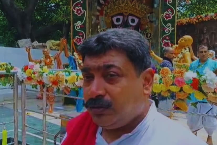 জগন্নাথ দেবের পুজো ও সেবার জন্য পুরী থেকে সেবাইতেরা এসেছেন। পুজো আর রান্না করছেন সমানতালে। উদ্যোক্তা অনিন্দ্য কিশোর রাউত জানান, ‘ঠিক যেভাবে জগন্নাথ দেবের জন্য ভোগ রান্না হয় সেই রকম উপাদানেই খিচুড়ি ভোগ তৈরি হয়েছে। সবুজ মুগ ডাল এবং গোবিন্দ ভোগ চালে তৈরি হয়েছে রথযাত্রার পূণ্যলগ্নে জগন্নাথ দেবের খিচুড়ি ভোগ।’