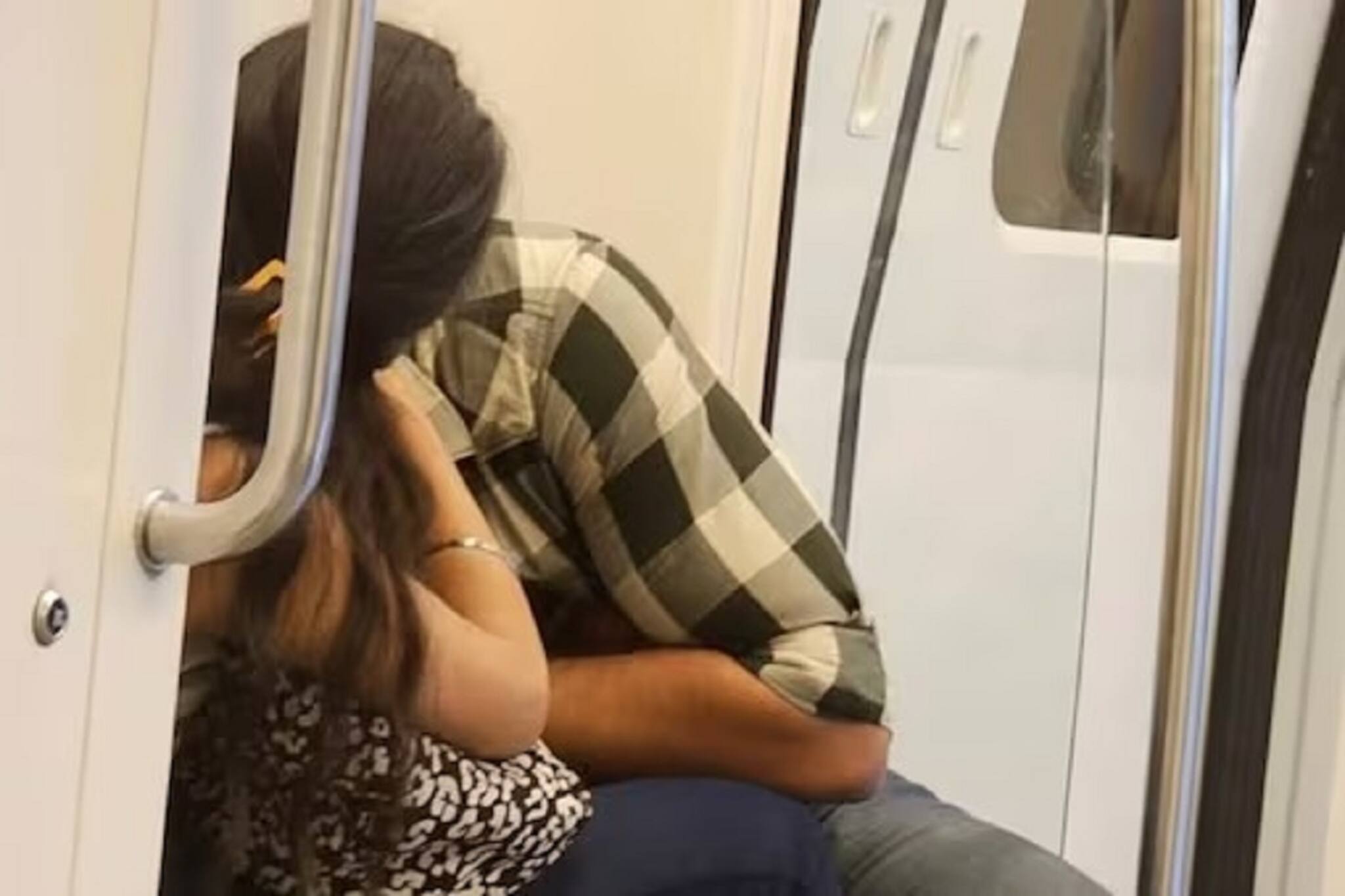 দিল্লি মেট্রোয় ‘ঘনিষ্ঠ’ যুগল! ‘জনসমক্ষে ঘনিষ্ঠতার’ সমর্থনে সোচ্চার নেটবাসীরা