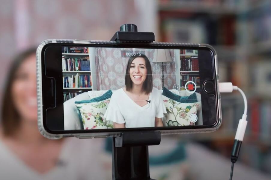  কোনও একটি ভিডিওর ভিউ অন্তত ১০০০ হলে তবেই তা থেকে টাকা পাওয়া যায়৷ অর্থাৎ আপনার ভিডিওটি অন্তত একহাজার জন দেখলে তবেই সেই ভিডিও থেকে লক্ষীলাভ সম্ভব৷ এক্ষেত্রে আপনার চ্যানেলটিকে অবশ্যই ইউটিউব পার্টনার প্রোগ্রামের সঙ্গে যুক্ত থাকতে হবে৷