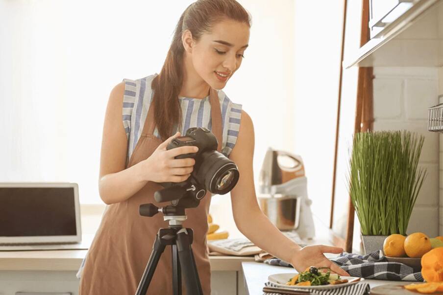  আপনার ভিডিও লিঙ্ক থেকে বিভিন্ন জিনিস বিক্রি করেও আপনি আয় করতে পারবেন৷ অ্যাডভার্টাইজমেন্ট বা বিজ্ঞাপণ থেকেও প্রচুর আয় করেন ভিডিও নির্মাতারা৷