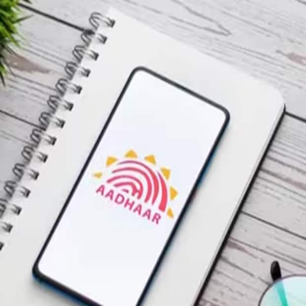 ssup.uidai.gov.in/ssup/ যেতে হবে।  ‘আপডেট আধার’ অপশনে ক্লিক করতে হবে। আর নির্দেশ অনুযায়ী কাজ করতে হবে।  তবে নাম, ঠিকানা, জন্মতারিখ, লিঙ্গ, মোবাইল নম্বর, ই-মেল-এর মতো ডেমোগ্রাফিক তথ্য এবং বায়োমেট্রিক (ফিঙ্গার প্রিন্ট, আইরিশ এবং ছবি) আপডেট করার জন্য নিকটবর্তী পার্মানেন্ট এনরোলমেন্ট সেন্টারে যেতে হবে।