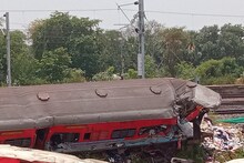 জানালা খুললেই দোমড়ানো-মোচড়ানো বগি! বাহানাগার মিল কলোনিতে এখনও আতঙ্ক