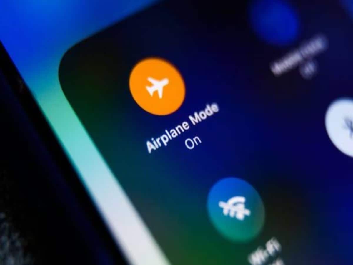 Airplane Mode: ফ্লাইট মোড আসলে কী? প্লেনে সফরের সময় মোবাইলে এয়ারপ্লেন ...