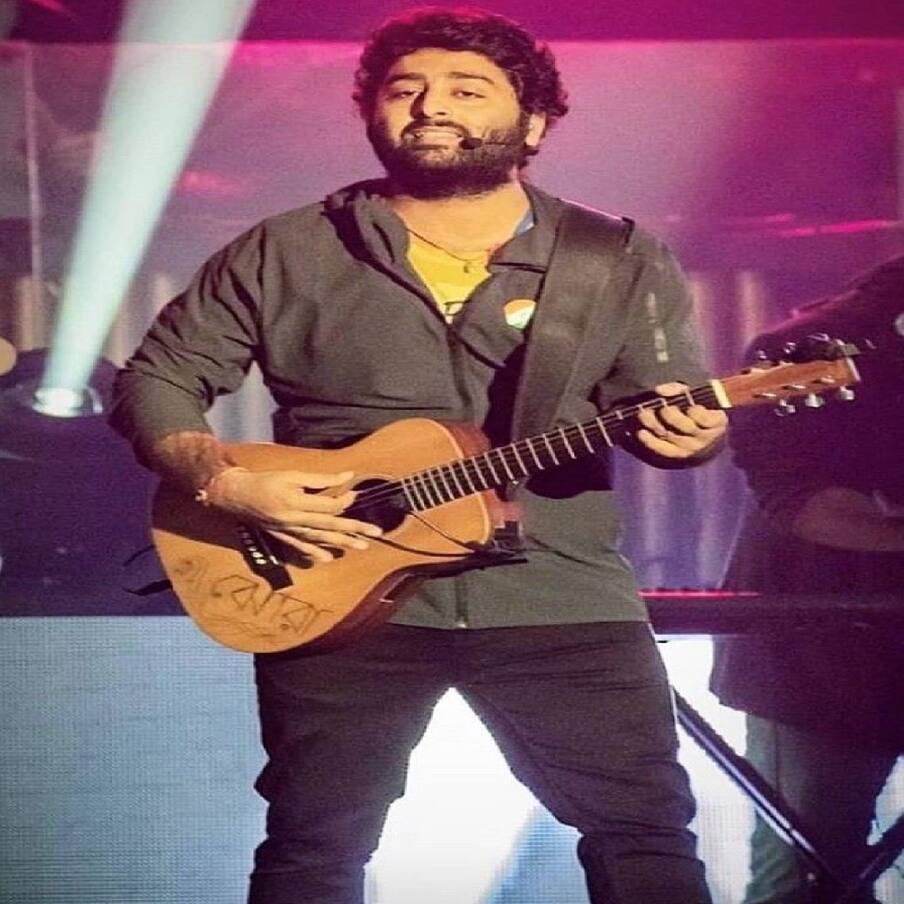  ঝোরা, ঝিলিক, মিঠি- অনেকেই হয়তো লক্ষ্য করেছেন, অরিজিৎ সিংয়ের গিটারগুলিতে এমন সব নাম লেখা থাকে। তবে তার কারণ হয়তো অনেকেই জানেন না।
