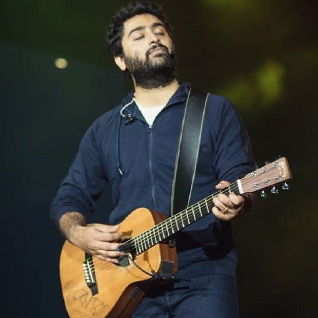 জানা যায়, অরিজিৎ সিং নিজেই ভালবেসে তাঁর প্রতিটা গিটারের একটা করে নাম রেখেছেন। তিনি সেগুলোকে নিজের সন্তানের মতোই মনে করেন। 