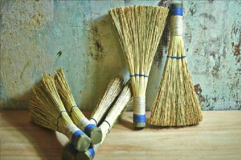 *জ্যোতিষাচার্য কিংবা বাস্তু বিশারদরা বলেন যে, ঝাঁটা সঠিক উপায়ে রাখা উচিত। নাহলে দেবী লক্ষ্মী রুষ্ট হতে পারেন। কারণ ঝাঁটাকে দেবী লক্ষ্মীর প্রতীক বলে গণ্য করা হয়। প্রতীকী ছবি।