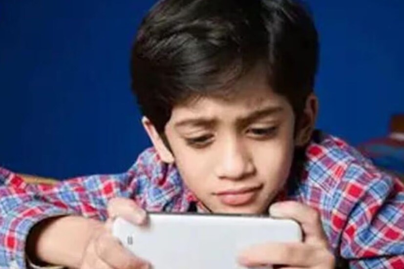 বর্তমানে বাচ্চাদের স্ক্রিন টাইম অনেক বেড়ে গিয়েছে, অর্থাৎ ফোন নিয়ে অনেকটা সময় কাটাচ্ছে তারা। সেটা নিয়ন্ত্রণ করা খুব দরকার। বর্তমান সময়ে দ্রুত পরিবর্তনশীল বিশ্বের সঙ্গে তাল মিলিয়ে চলার পাশাপাশি শিশুদের দক্ষ করে তোলা, তাদের মূল্যবোধ গড়ে তোলাও জরুরি। যাতে তারা শিক্ষাগত এবং সামাজিকভাবে উন্নত হতে পারে। এক্ষেত্রে বাবা-মায়েদেরও সঙ্গে খোলা মনের, সহানুভূতিশীল হয়ে সন্তানদের সব কথা শুনে তাদের শেখানোর প্রয়োজন। সে রকম কয়েকটি টিপস রইল।