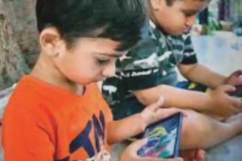 ইতিবাচক হওয়া প্রয়োজন: শিশুরা বাবা-মা কী করছে সেটা সব সময় দেখে এবং তাঁদের অনুকরণ করে। তাই ইতিবাচক মনোভাব রাখা খুব দরকার। এর মধ্যে অন্যদের প্রতি শ্রদ্ধা, দয়া এবং সহানুভূতি দেখানো পাশাপাশি অন্যদের জন্য দায়িত্ব নেওয়ার কথা সে ভাববে। 