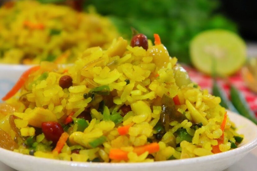 ৪০০ গ্রাম চিঁড়ে (পোহা) ৩টি মাঝারি আকারের পেঁয়াজ কুচি করা লবণ স্বাদ অনুযায়ী চিনি ১/২ চা চামচ তেল ৫ টেবিল চামচ ১ চা চামচ সরিষা এক চিমটি হিং ৬-৭ কারি পাতা ৬-৭ কাঁচা লঙ্কা কুচি হলুদ গুঁড়ো ১/২ চা চামচ ১ টি মাঝারি আকারের আলু সেদ্ধ করে, ১-ইঞ্চি টুকরো করে কাটা লেবুর রস ১ চা চামচ ২ টেবিল চামচ ধনে পাতা কুচি