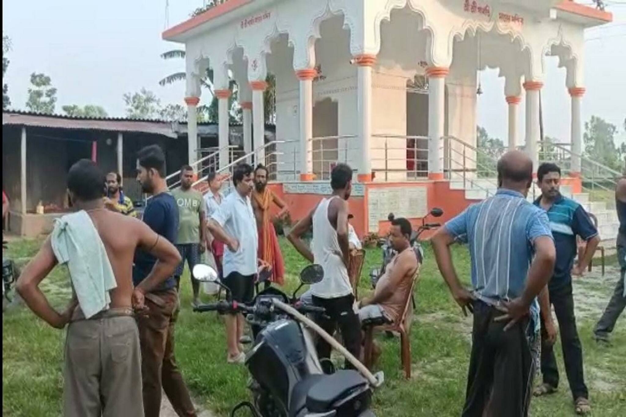 Uttar Dinajpur News: মন্দিরের চুরি ঠেকাতে গিয়ে বেধড়ক মার খেলো সিভিক ভলেন্টিয়ার, আশঙ্কাজনক অবস্থা