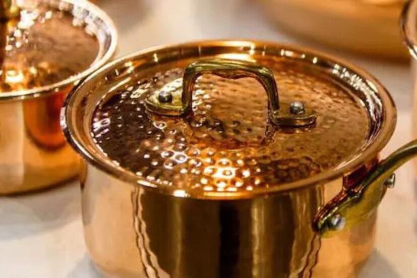 যে কোনও বাসন পরিষ্কার ও চকচকে রাখাতে কার না ভাল লাগে? তবে তামা এবং পিতলের বাসন হলে তা বেশ সমস্যার। পাশাপাশি এই বাসন অন্যান্য বাসনের মতো কেবল পরিষ্কার করলে হয়না। তাতে নানা দাগ থেকে যায়। সহজে কী ভাবে এই বাসন থেকে দাগ দূর হবে তা জেনে নিন।