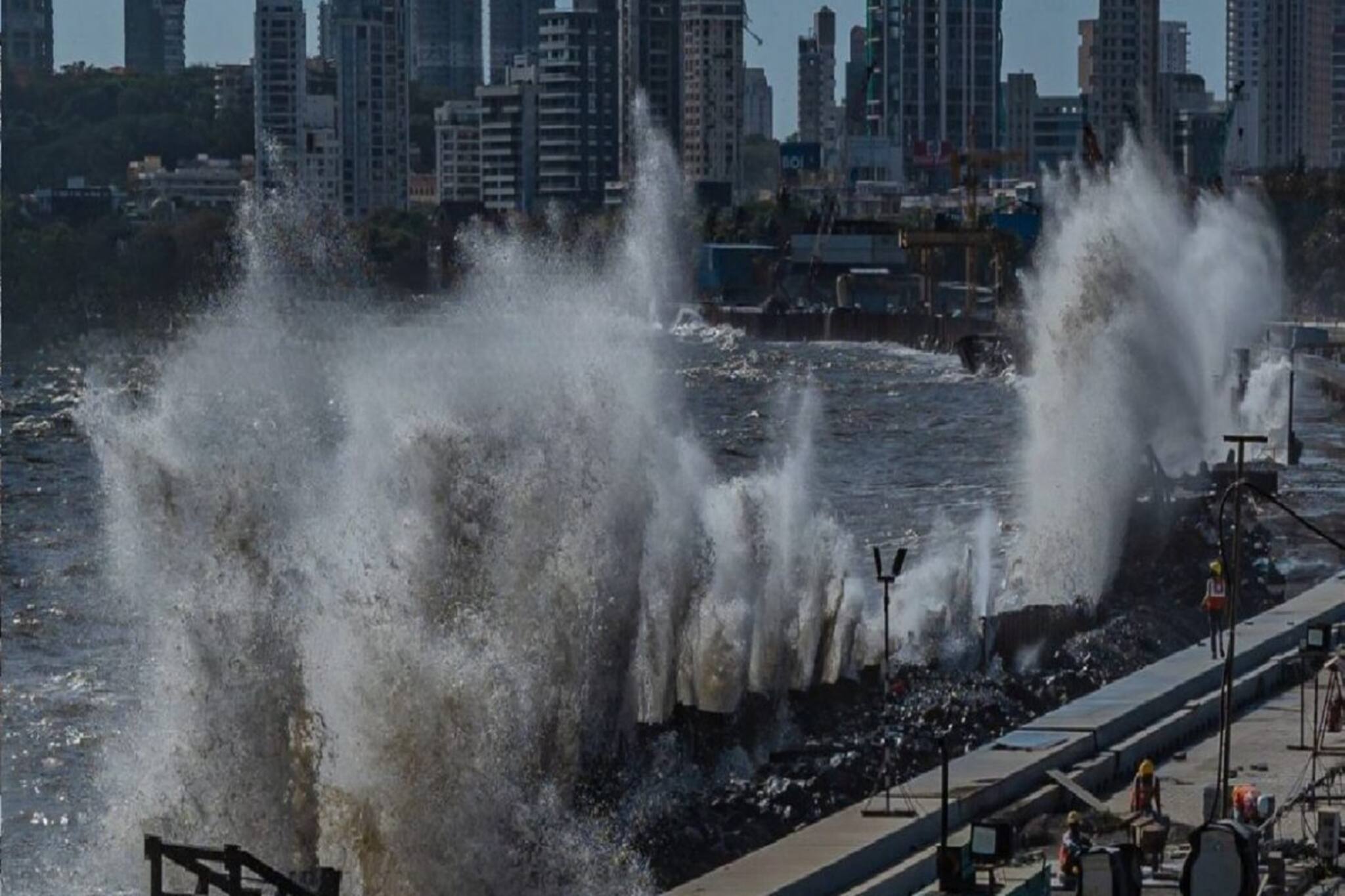 ক্রমেই ভয়ঙ্কর হচ্ছে সাইক্লোন 'বিপর্যয়', শুরু হয়ে গিয়েছে তাণ্ডব, জানুন পরিস্থিতি