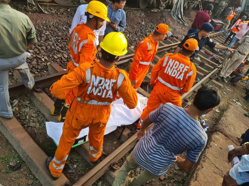 দুর্ঘটনাগ্রস্ত ট্রেনে অনেক যাত্রী আটকে রয়েছেন বলেও প্রত্যক্ষদর্শীরা জানাচ্ছেন। উদ্ধারকাজে লাগানো হয়েছে সেনাবাহিনীকেও ৷