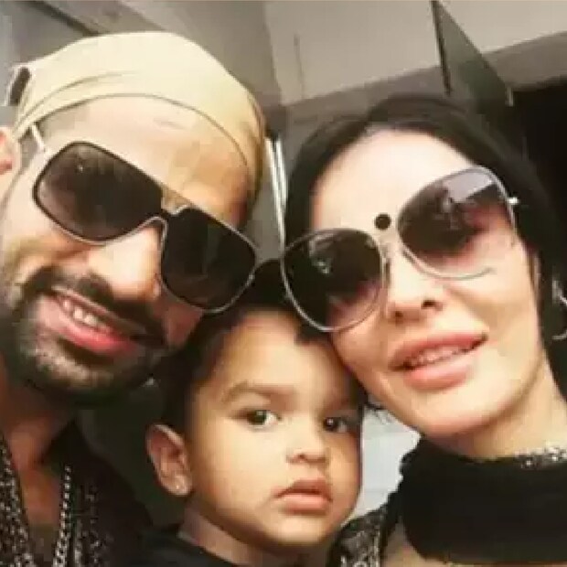 আয়েশা জানান, ওই সময় জোরাবরের স্কুল ছুটি থাকবে না। এর পর ১লা জুলাই দেখা করানোর তারিখ জানানো হয়। আয়েশা সেদিনও ছেলেকে আসতে দেবেন না বলে জানান। আয়েশা ছেলেকে ভারতে আনতে রাজি নন।  