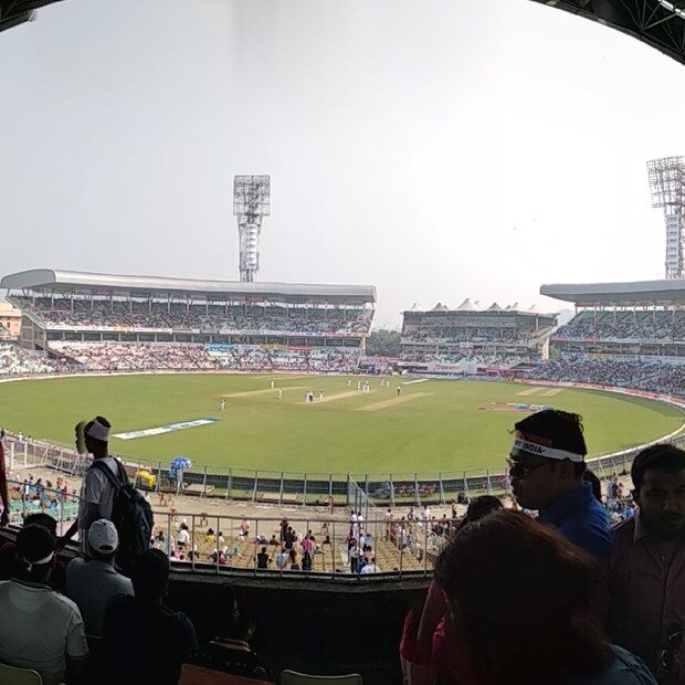 একটা সময় ১৫.৫ ওভারে ভারতের জয়ের জন্য প্রয়োজন ছিল ১৩২ রান। সেই সময় কিছু দর্শক স্ট্যান্ডে আগুন লাগিয়ে দেন। গ্যালারি থেকে জলের বোতল ছুড়তে শুরু করা হয় শ্রীলঙ্কার ক্রিকেটারদের লক্ষ্য করে। ১৫ মিনিটের জন্য খেলা বন্ধ রাখার সিদ্ধান্ত নেন ম্যাচ রেফারি। এরপর ম্যাচ বাতিল করা হয়। সেই সময় ভারত যখন ৮ উইকেটে ১২০ রান, তখন শ্রীলঙ্কাকে জয়ী ঘোষণা করা হয়।