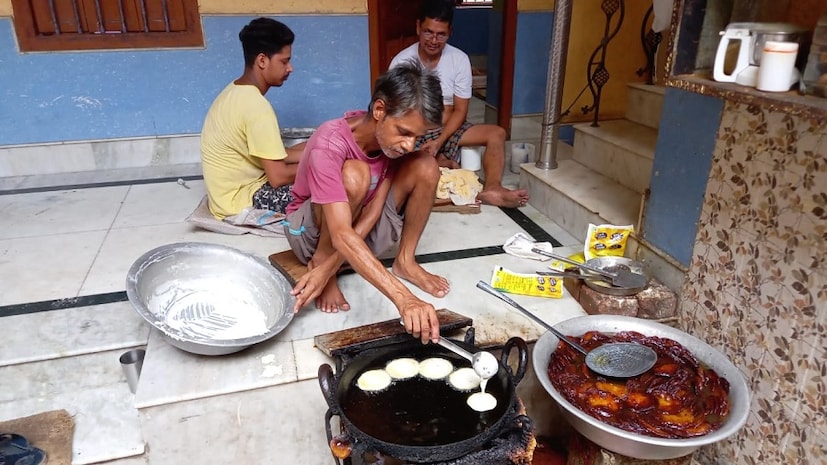 দৈনিক প্রায় ৫০০ কাছাকাছি তৈরি হয় এই মালপোয়া। বর্তমানে ৭টাকা প্রতি পিস হিসেবে বিক্রি করা হয়ে থাকে। যা কিনতে ভিড় জমান বহু সাধারণ মানুষ । ৫৬ভোগের মধ্যে হিসেবে দেওয়া হয়ে থাকে মালপোয়াকে। প্রিয় প্রভু জগন্নাথ দেবকে ভোগ হিসেবে দেওয়ার জন্য ভিড় করছেন দোকানে ক্রেতারা !  (ছবি ও লেখা: কৌশিক অধিকারী)