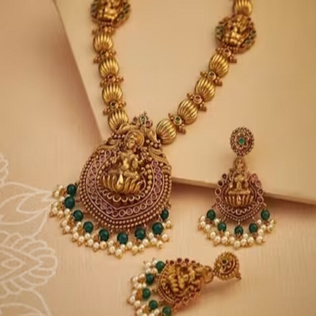 বিনিয়োগের কথা উঠলে সবার আগে আসে সাবেকি সোনা-রুপোর প্রসঙ্গই। ফলে, যদি সোনা আর রুপোয় বিনিয়োগ করতেই হয়, সবার আগে তার দাম মাথায় রাখা জরুরি। কারণ সোনা-রুপোর দাম প্রতি দিনই বদলায়, কখনও বাড়ে, তো কখনও বা কমে।