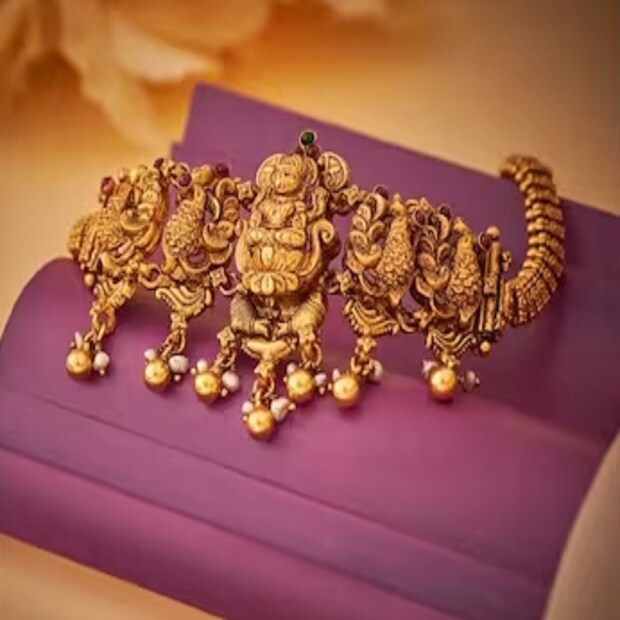 এখন প্রশ্ন হচ্ছে, বংশ পরম্পরায় প্রাপ্ত সোনার গহনা এবং সোনার সামগ্রীতে ৬-অঙ্কের হলমার্ক না থাকলে কি চিন্তার কোনও কারণ তৈরি হবে? আর কেনই বা হলমার্কিং গুরুত্বপূর্ণ?