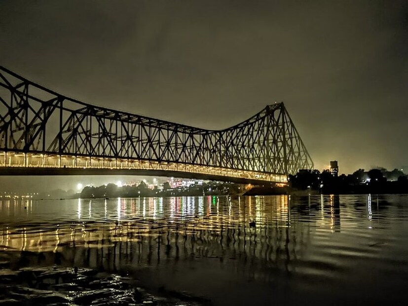 গঙ্গা তীরবর্তী এই ঘাটে ভোরবেলা থেকেই কসরত শুরু করেন কুস্তিগীররা। হামেশাই ভোরের দিকে এক অদ্ভুত দৃশ্যের সাক্ষী থাকেন তাঁরা। কুস্তিগীররা জানিয়েছেন যে, মাঝগঙ্গার বুক চিরে আচমকাই কোনও হাত যেন ভেসে ওঠে বাঁচার আর্তি নিয়ে। এই দৃশ্য রীতিমতো হাড়হিম করে দেয়।