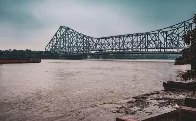 হাওড়া ব্রিজ:  হাওড়া ব্রিজের ঠিক নিচেই রয়েছে মল্লিকঘাট ফুলের বাজার। বলা হয়, এশিয়ার সবথেকে বড় ফুলের বাজার এটিই। ভোর রাত থেকেই কোলাহল মুখর থাকে এই ফুলের বাজার। শোনা যায়, অদ্ভুত রহস্যময় বিষয় চোখে পড়েছে এখানে আসা মানুষজনের।