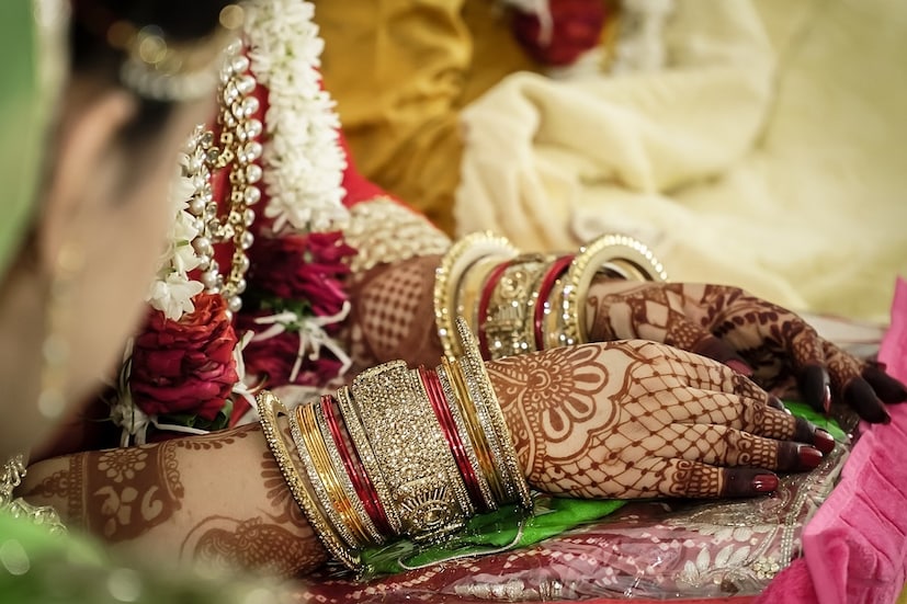 ওই অফিসার 'পিটিআই-ভাষা'কে বলেন, আধিকারিকদের নির্দেশ দেওয়া হয়েছিল ওই মহিলাকে আদালতে হাজির করার জন্য। তারা শুধু তাদের দায়িত্ব পালন করছিল। তারা মেয়েটিকে বলপূর্বক এনেছিল কিনা তা নিয়ে তিনি কিছু জানেন না বলে দাবি করেছেন তিনি৷ তিনি আশ্বাস দিয়েছেন এই ঘটনা ঘটেছে কিনা তা তদন্ত করে দেখা হবে৷