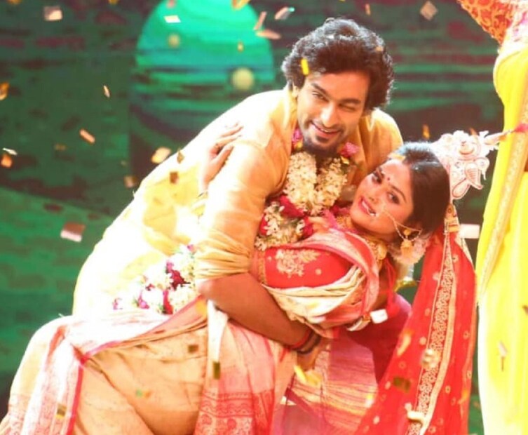 *কিন্তু তখনও বোঝা যায়নি এমন পরিণতি হতে চলেছে দাম্পত্যের। বৃহস্পতিবার নবনীতা বিয়ে ভাঙার ঘোষণা করার পরেই তোলপাড় হয়ে গিয়েছে নেটদুনিয়া। হতবাক তাঁদের অনুরাগীরা। ছবিঃ সোশ্যাল মিডিয়া। 