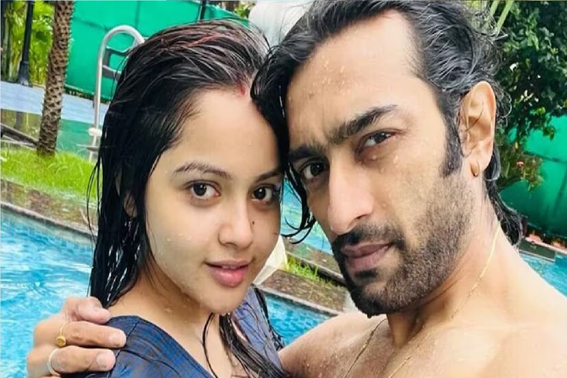 *কিছু দিন আগেই লন্ডন থেকে ফিরেছেন জিতু এবং নবনীতা। সেখানে থাকাকালীন ছিল তাঁদের বিবাহবার্ষিকী। দু'জনেই লন্ডন থেকে একাধিক মুহূর্তের ছবি শেয়ার করেছেন সোশ্যাল মিডিয়ায়। এমতাবস্থায় কী এমন ঘটল! এই প্রশ্নই ঘুরছিল। তাহলে লন্ডনে কেন ঘুরতে গেলেন দু'জনে? ছবিঃ সোশ্যাল মিডিয়া। 