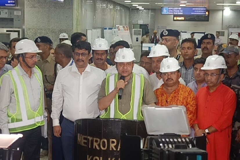 হাওড়া ময়দান থেকে এসপ্ল্যানেড ৪.৮ কিমি মেট্রো টানেল পরিদর্শন করলেন রেলমন্ত্রী অশ্বিনী বৈষ্ণব। পরিদর্শন শেষে মন্ত্রী আশাবাদী যে, চলতি বছরের ডিসেম্বর মাস থেকে এই প্রকল্প পুরোপুরি চালু করা যেতে পারে। 