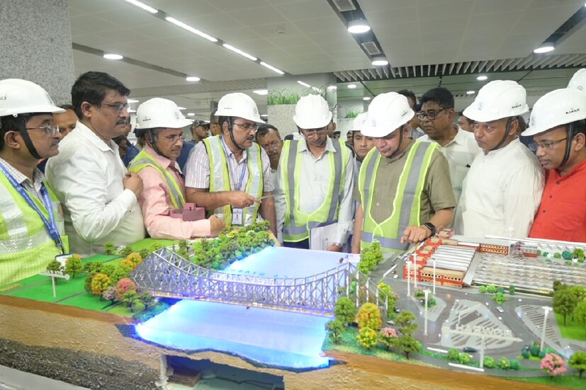 প্রাথমিক পর্যায়ে হাওড়া ময়দান থেকে এসপ্ল্যানেড স্টেশন অবধি মেট্রো চালানো হবে। কলকাতা মেট্রো রেল সূত্রের খবর, হাওড়া স্টেশনটি মাটি থেকে ৩৩ মিটার নীচে তৈরি হয়েছে। দেশের আর কোথাও এত নীচে মেট্রো স্টেশন নেই। অত্যাধুনিক প্রযুক্তির মাধ্যমে তৈরি হয়েছে।
